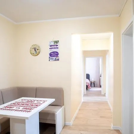 Newly Remodeled, Furnished, 3 Flat With Balcony And Mountain Views In *