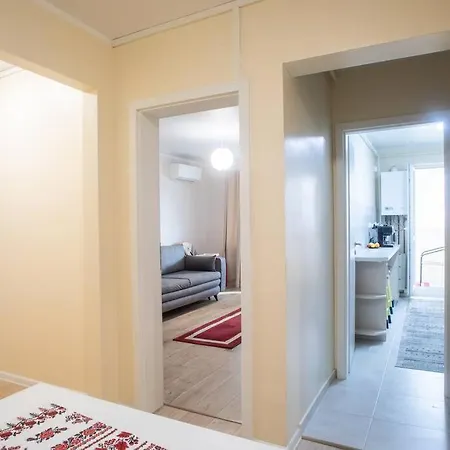 アパート Newly Remodeled, Furnished, 3 Flat With Balcony And Mountain Views In