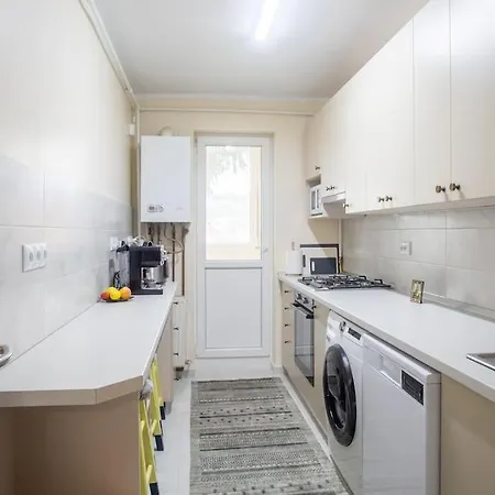 Newly Remodeled, Furnished, 3 Flat With Balcony And Mountain Views In Apartment Cluj-Napoca