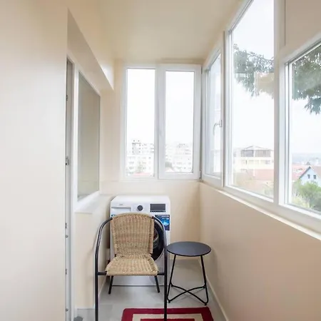 Newly Remodeled, Furnished, 3 Flat With Balcony And Mountain Views In アパート クルージュ＝ナポカ