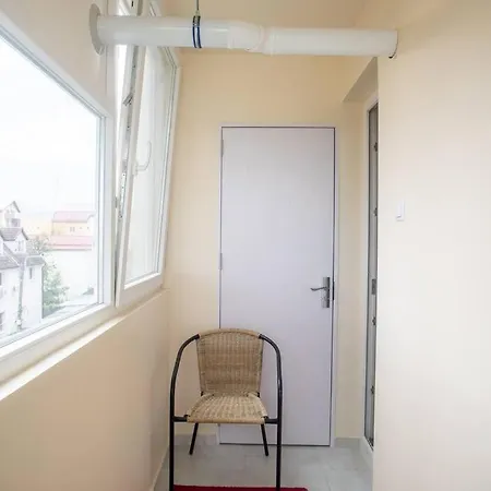 Newly Remodeled, Furnished, 3 Flat With Balcony And Mountain Views In アパート クルージュ＝ナポカ