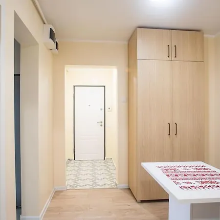 Apartment Newly Remodeled, Furnished, 3 Flat With Balcony And Mountain Views In